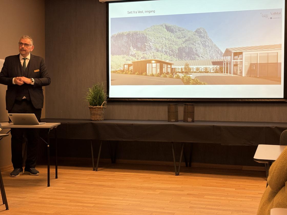 John Kristian Sundklakk orienterte om drifta no og om nysatsinga med nybygg.