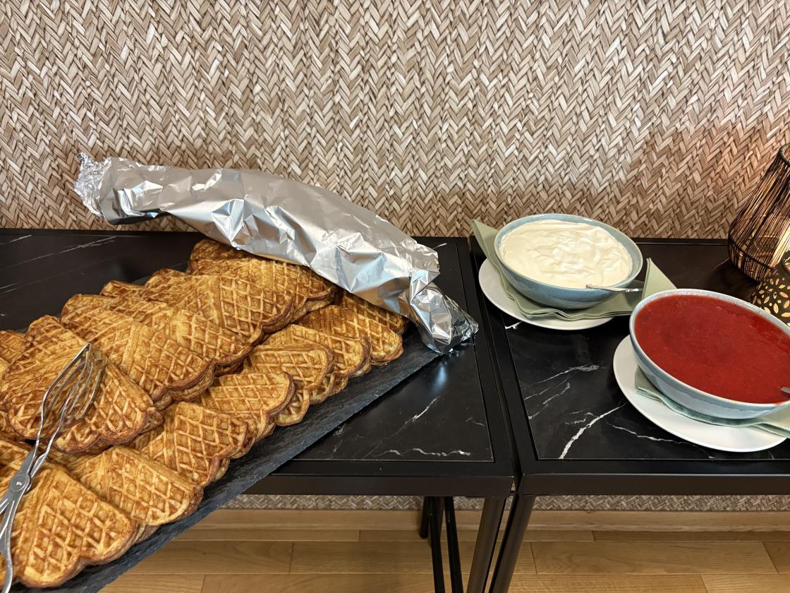 Nydelege vaflar med rørt jordbærsyltetøy smakte godt.