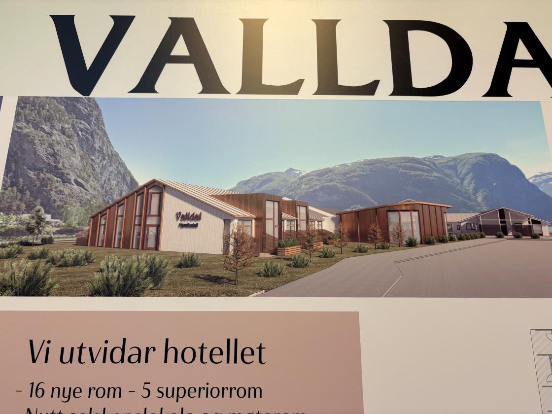 Slik blir det sett frå vegen. Gravinga er i gang!