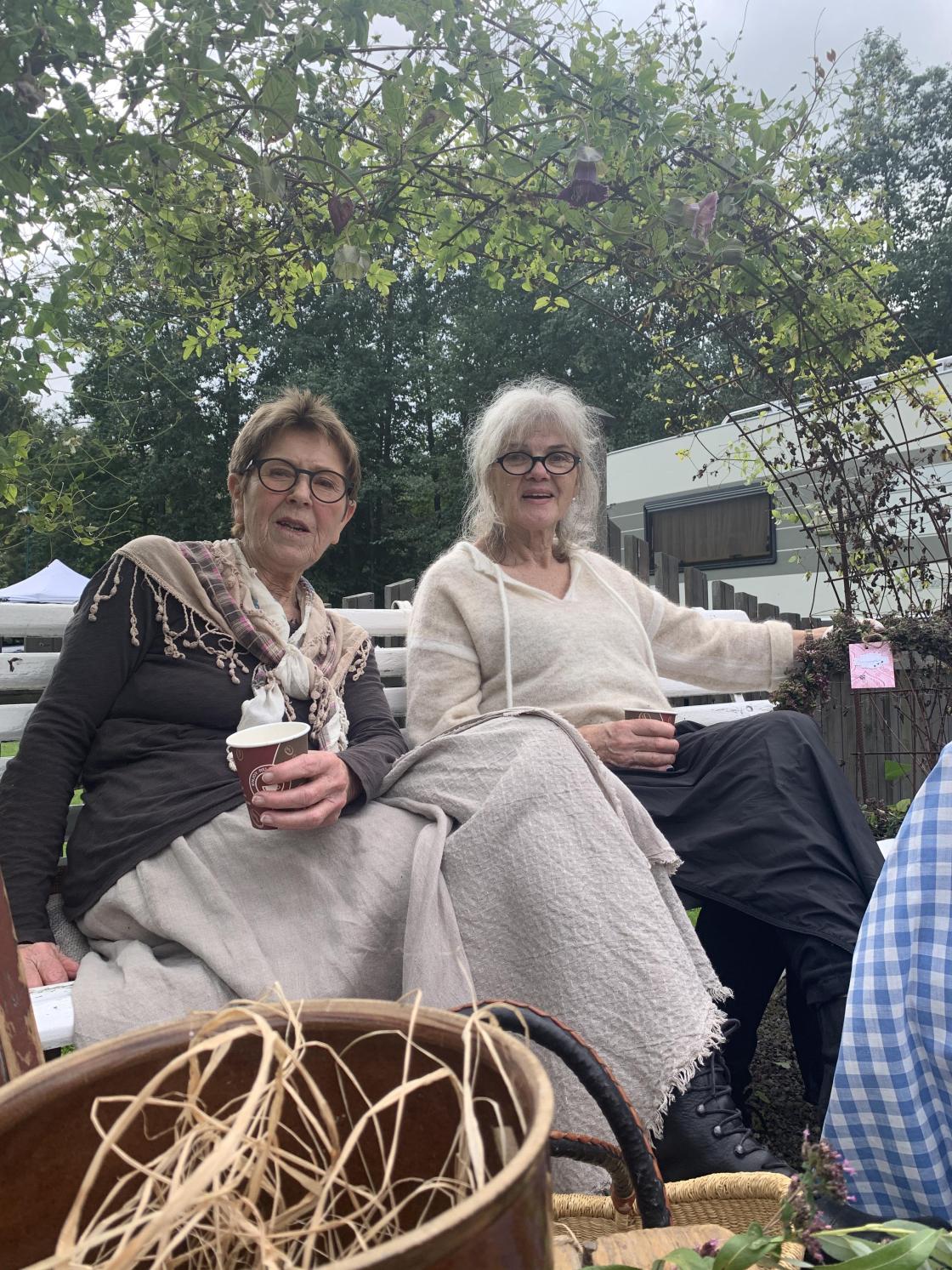 Og i Urtehagen var det også full aktivitet. Her Anne og Inger Åse