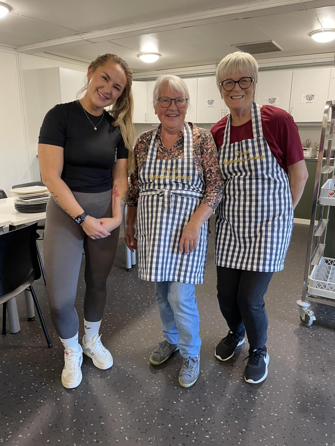 En av de ansatte på mottaket, Peggy og Hilde.