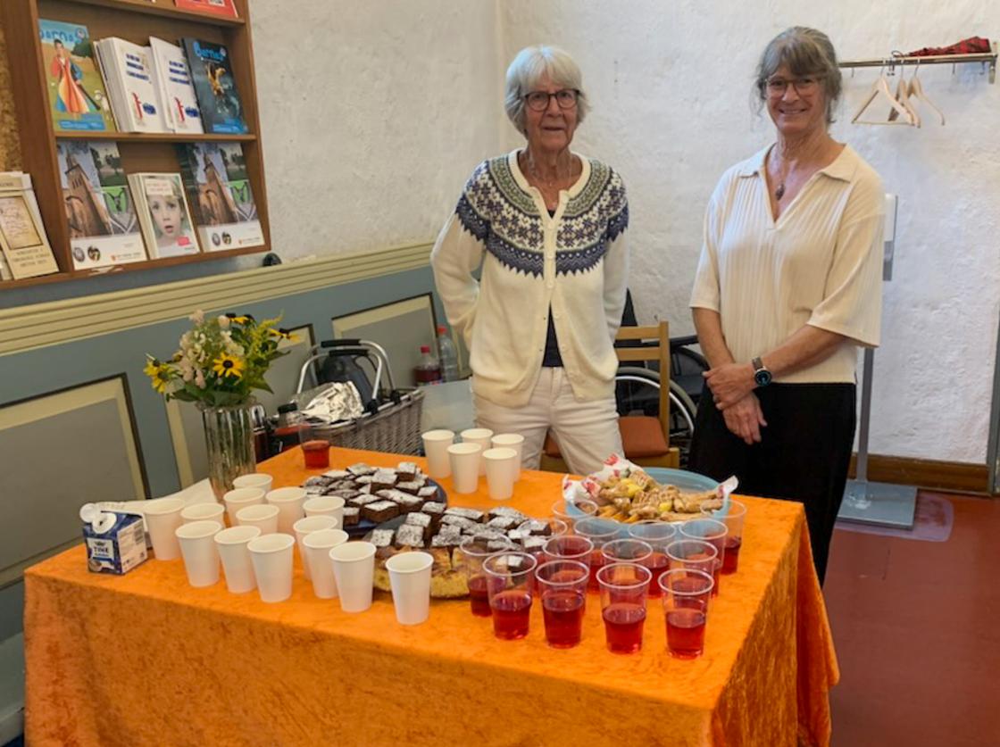 Saft, Kaffe og kaker til menigheten, Anne Marie Schreiner og Tone Løn Tvedten