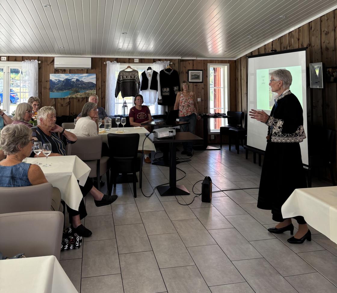 Marie Godø fortel om drakta, som ho har på seg, som var laga ved Strynefjell draktverkstad på 1990-talet.