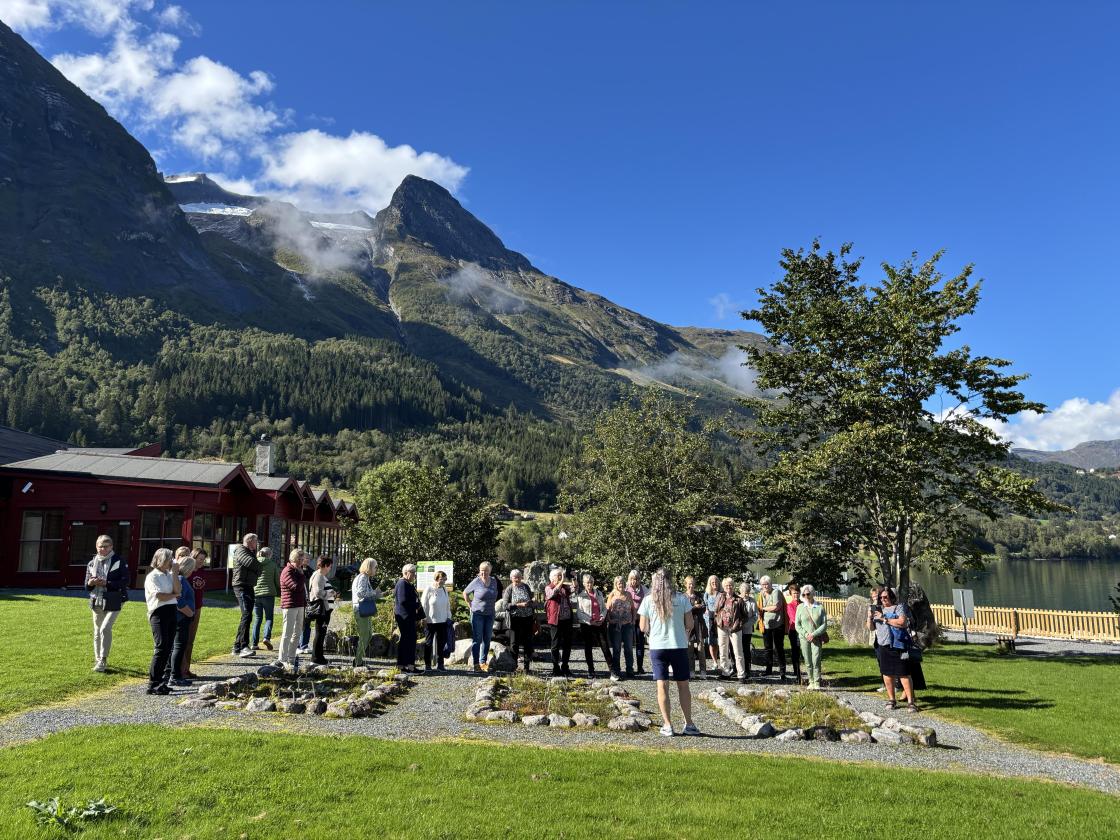 Wenche Nesje fortel om hagen og geoparken
