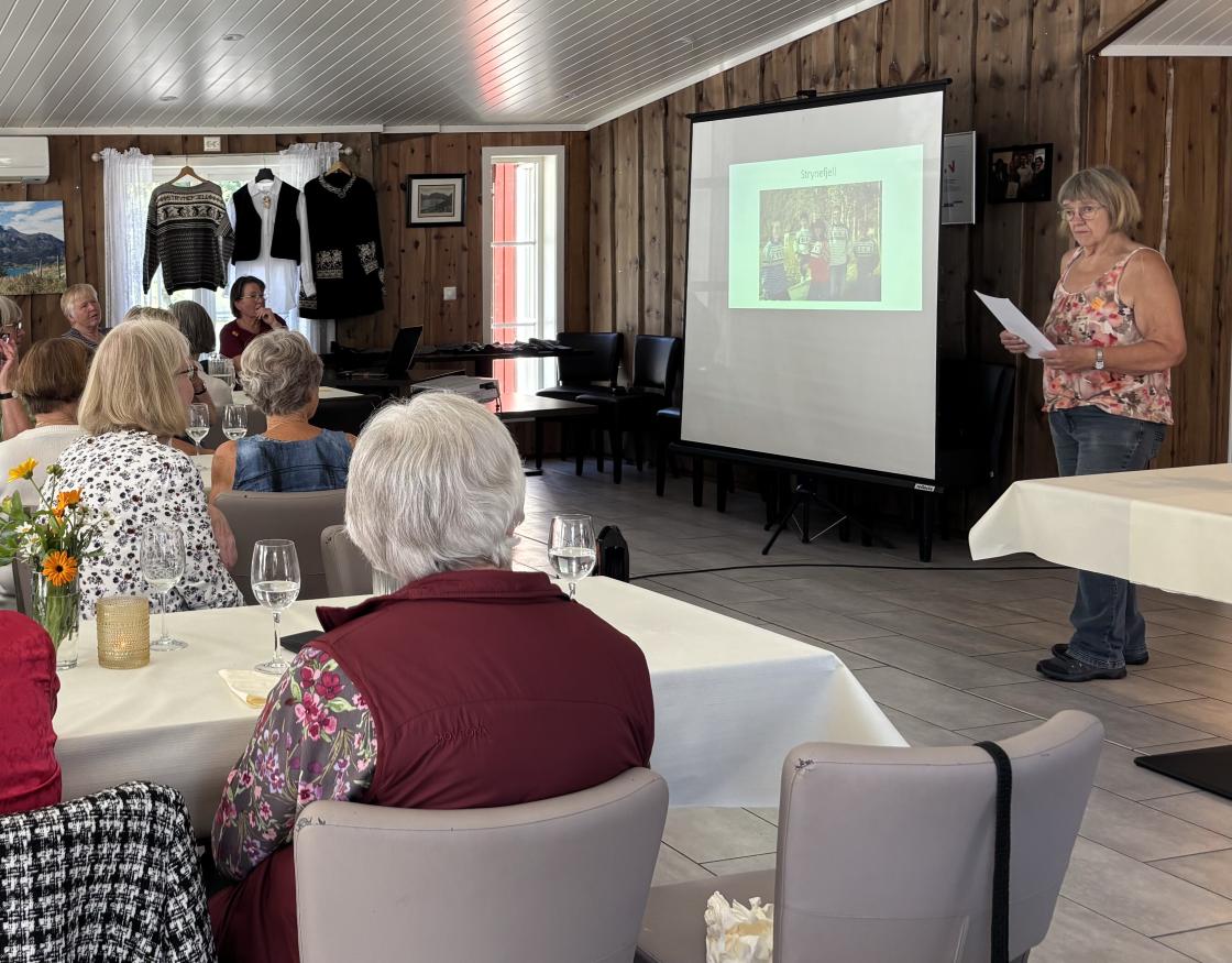 Margaret Skåre fortel om historia til Strynefjell draktverkstad