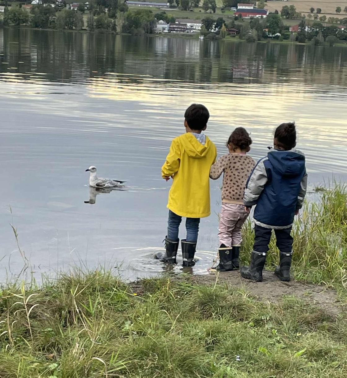 Strand, vann og barn