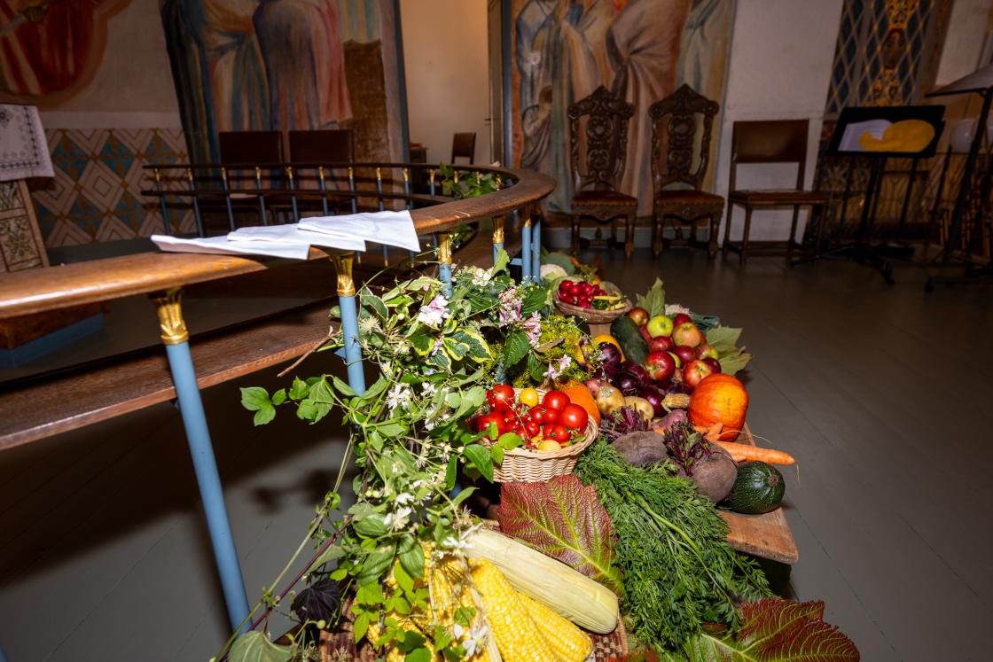 Tre dåps-servietter ligger klare på alter-ringen