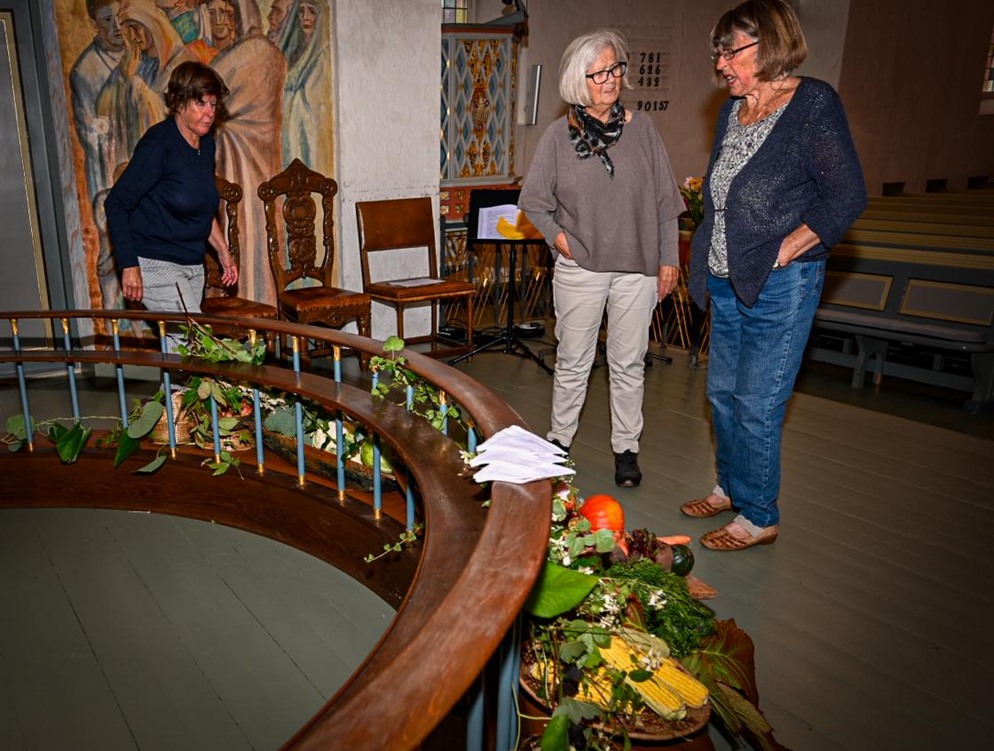 Wenche Torsøe, Lise Aardahl og Anne O. Fuller siste finpuss på pynten.