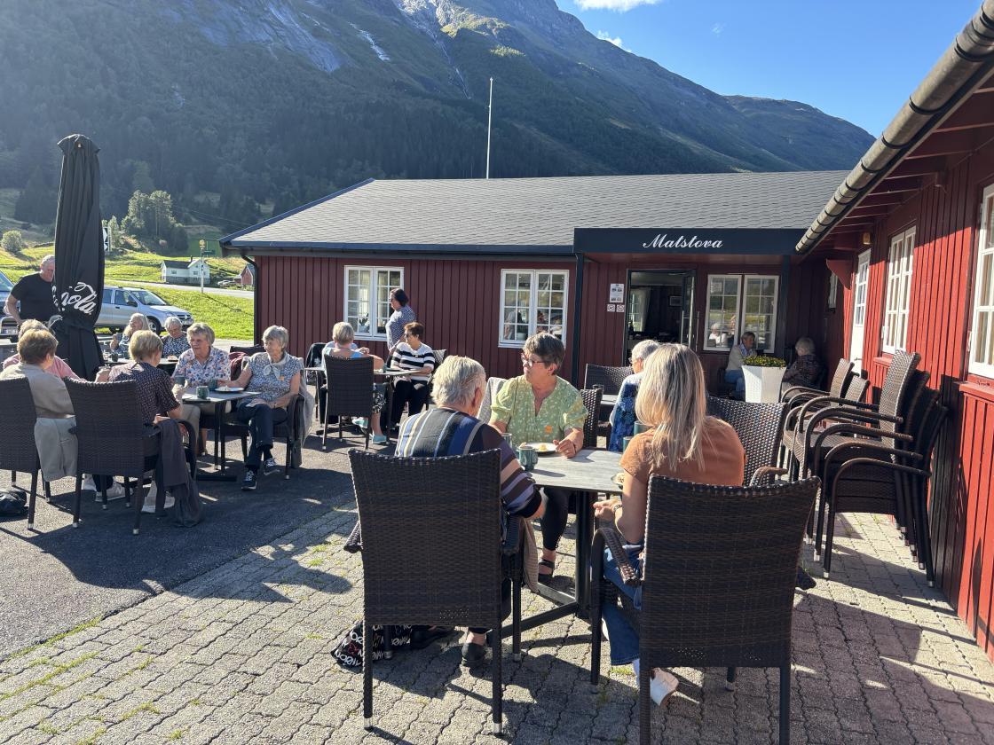 Mange tok kaffien ute i sola.