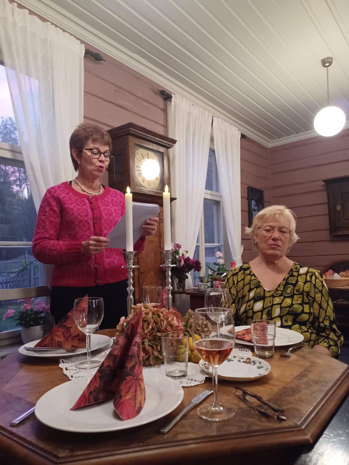 Kathrine K leste Hanna-Maries humørfylte og godt skrevne 60-årsberetning fra 1996. Neste år feirer vi 90 år!