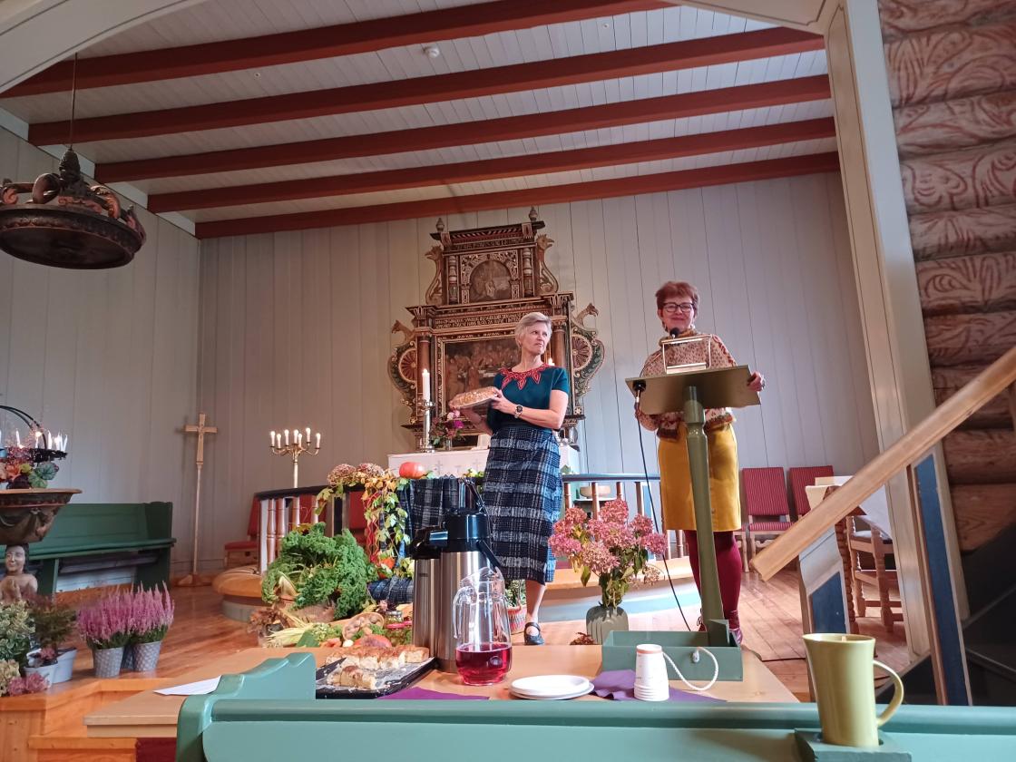 Auksjonarius med tresleiv som klubbe