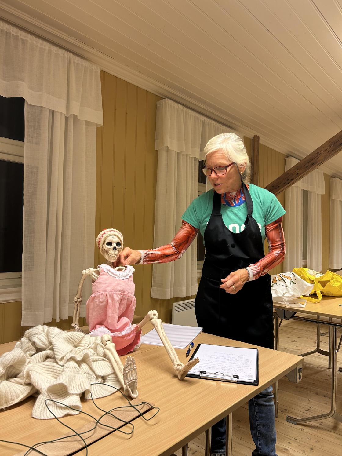 Anita Breivold med skjelett