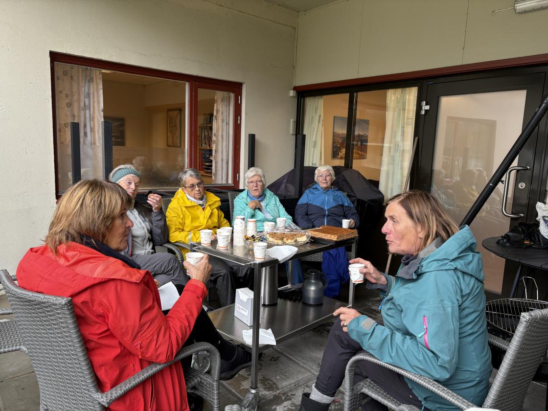 Kaffistunda er viktig, kjøkkenet spanderte kake, twist og kaffi!