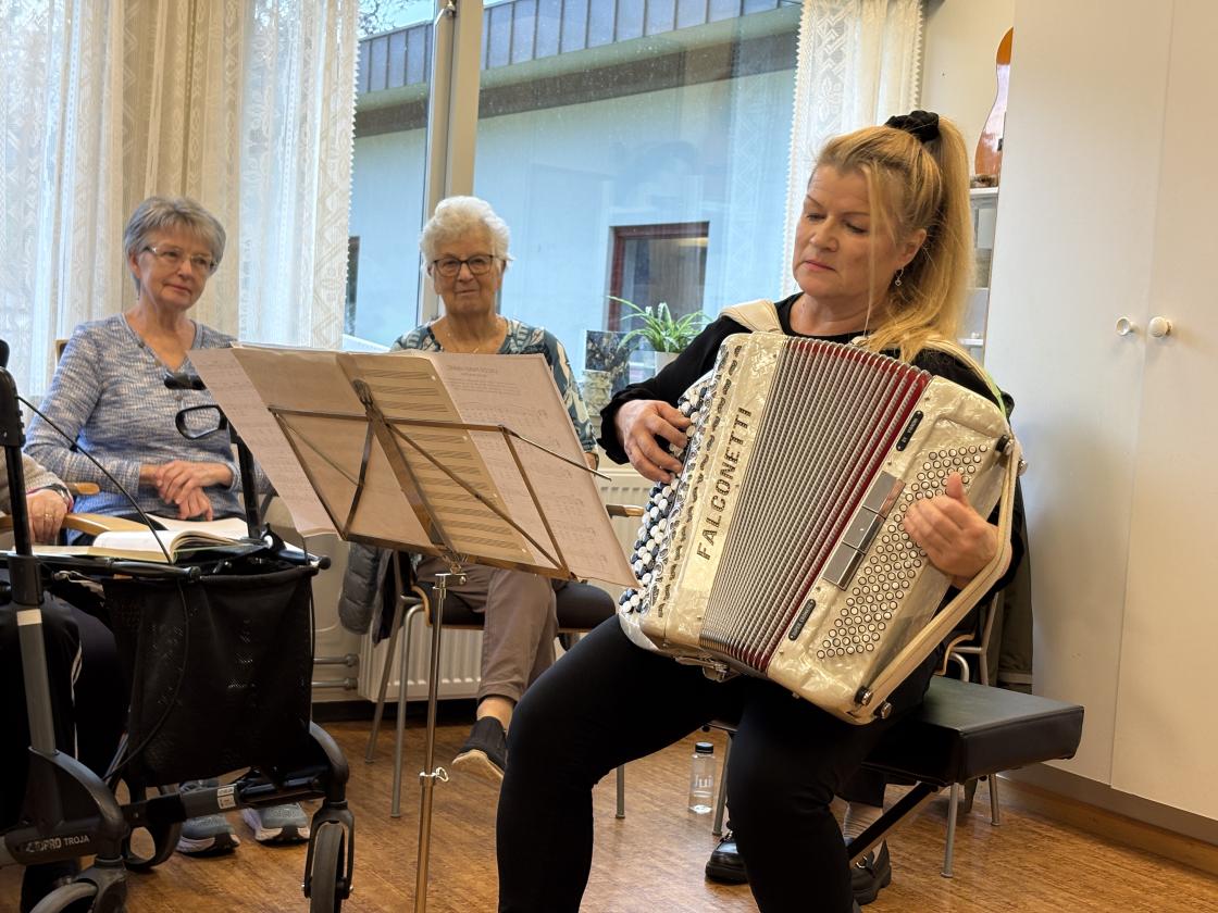 Marianne underheldt med flott trekkspelmusikk.