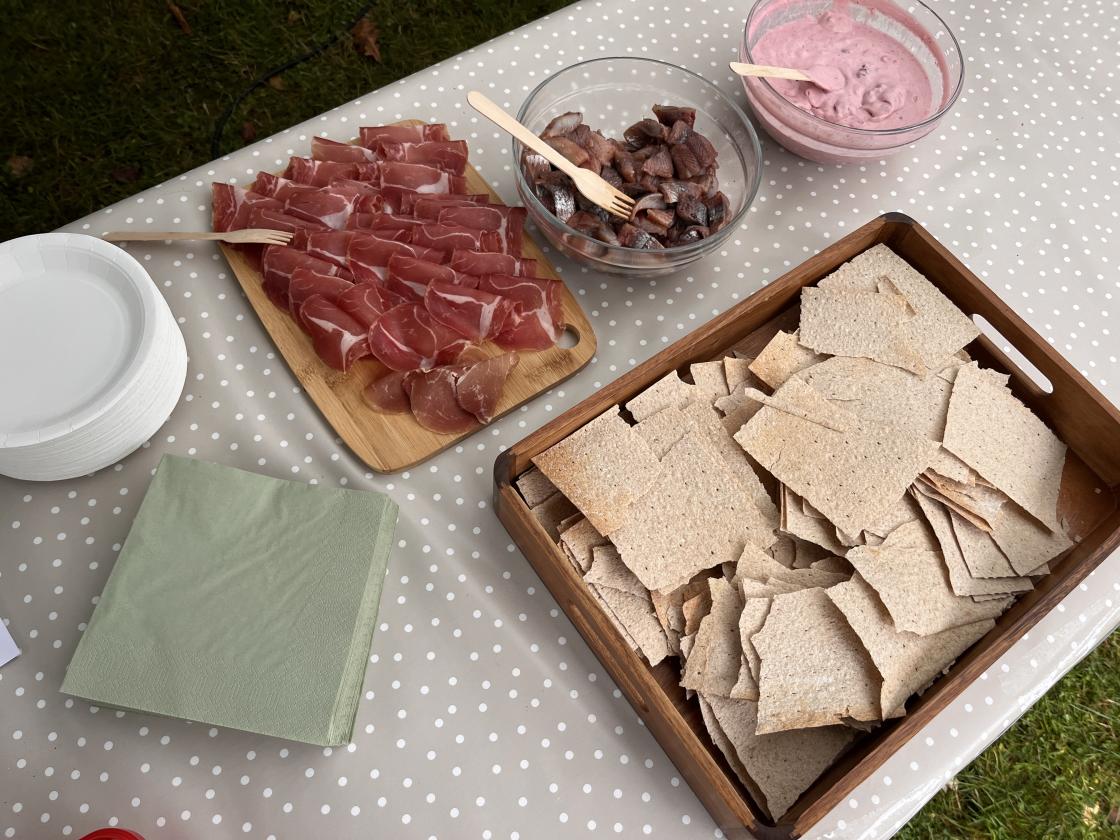 Bygdekvinnelaget delte ut smaksprøver av kortreist mat for vinteren