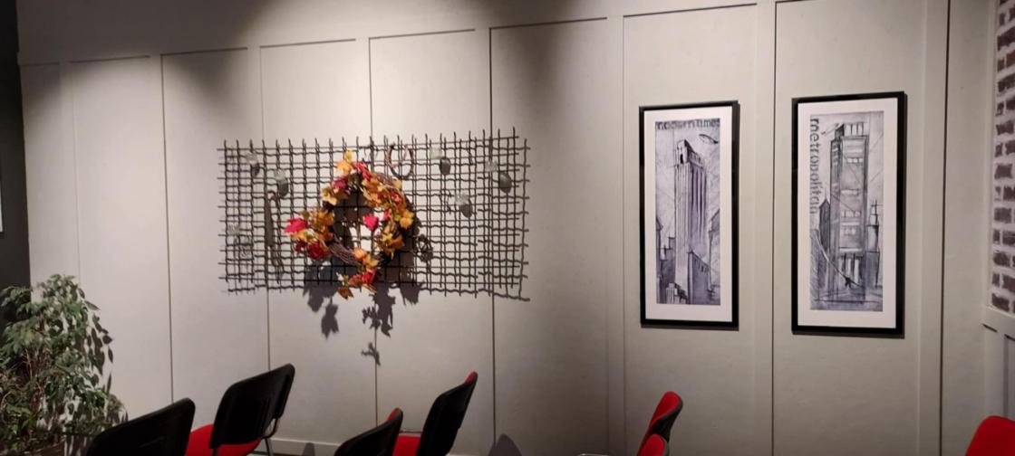 Interiør metallnett med pynt