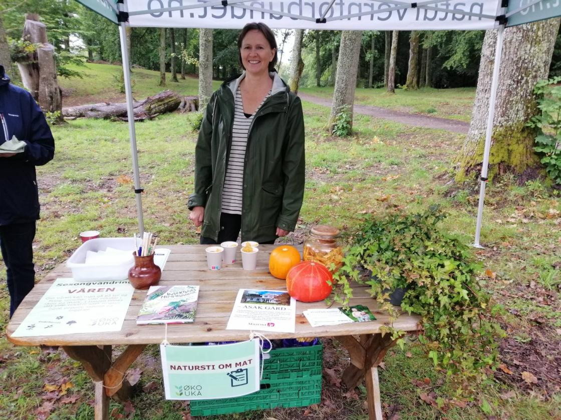 Ca 120 personer gikk natursti med spørsmål om spiselige vekster om våren
