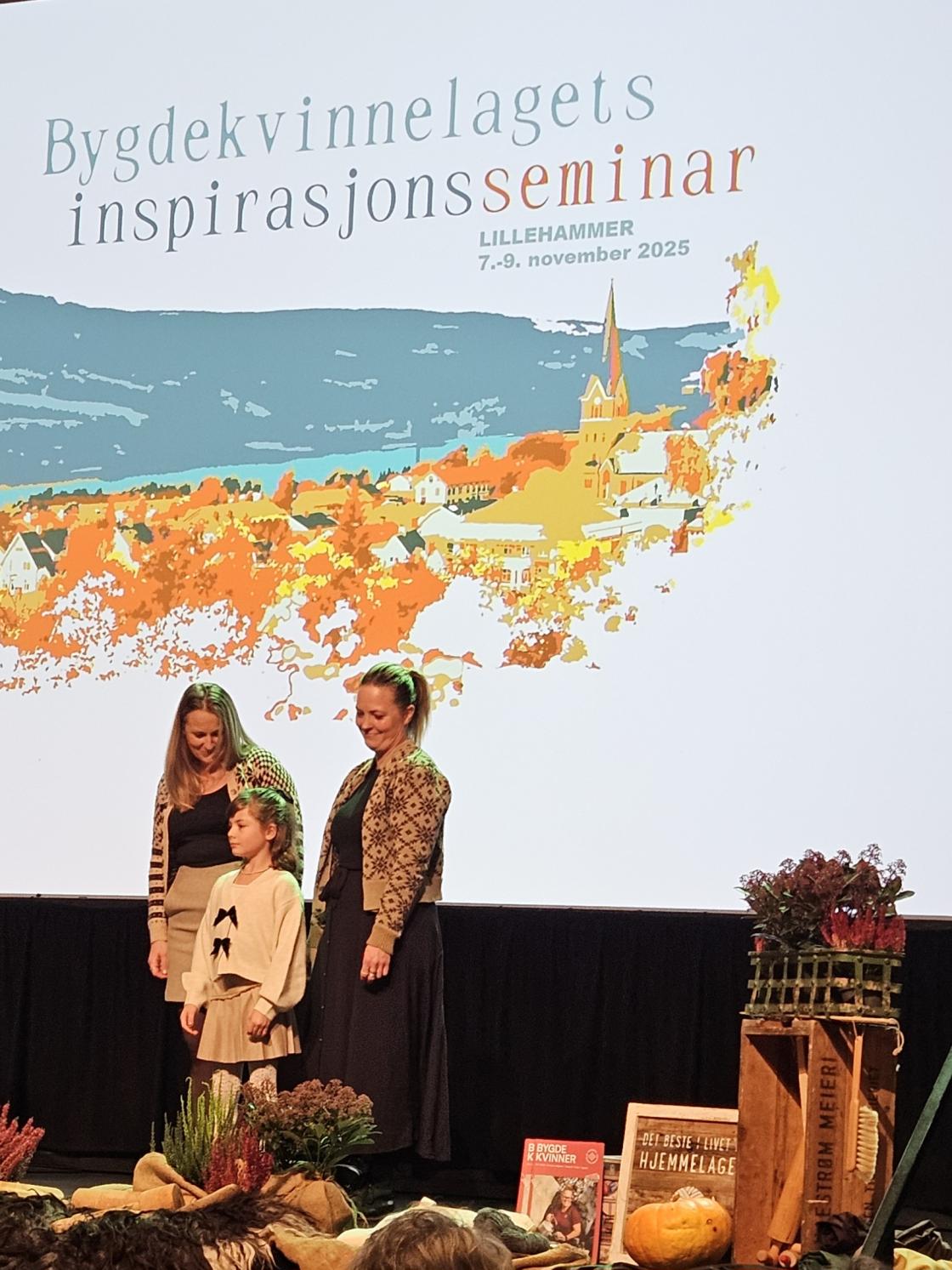 To kvinner og eit barn på scene