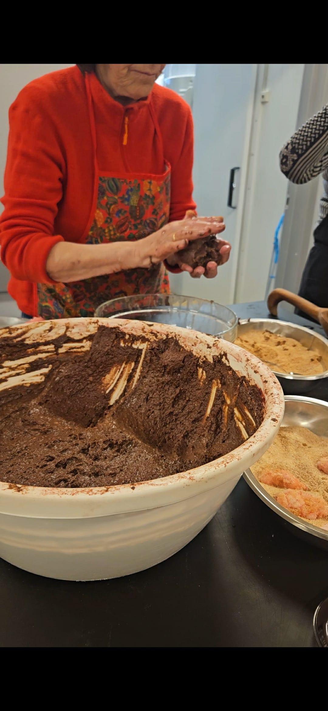 Kvinne som formar kudler