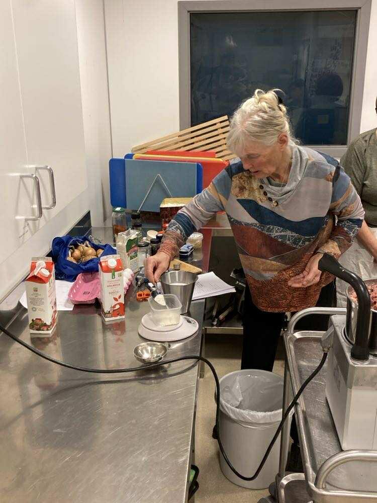 Kursleder måler ingredienser