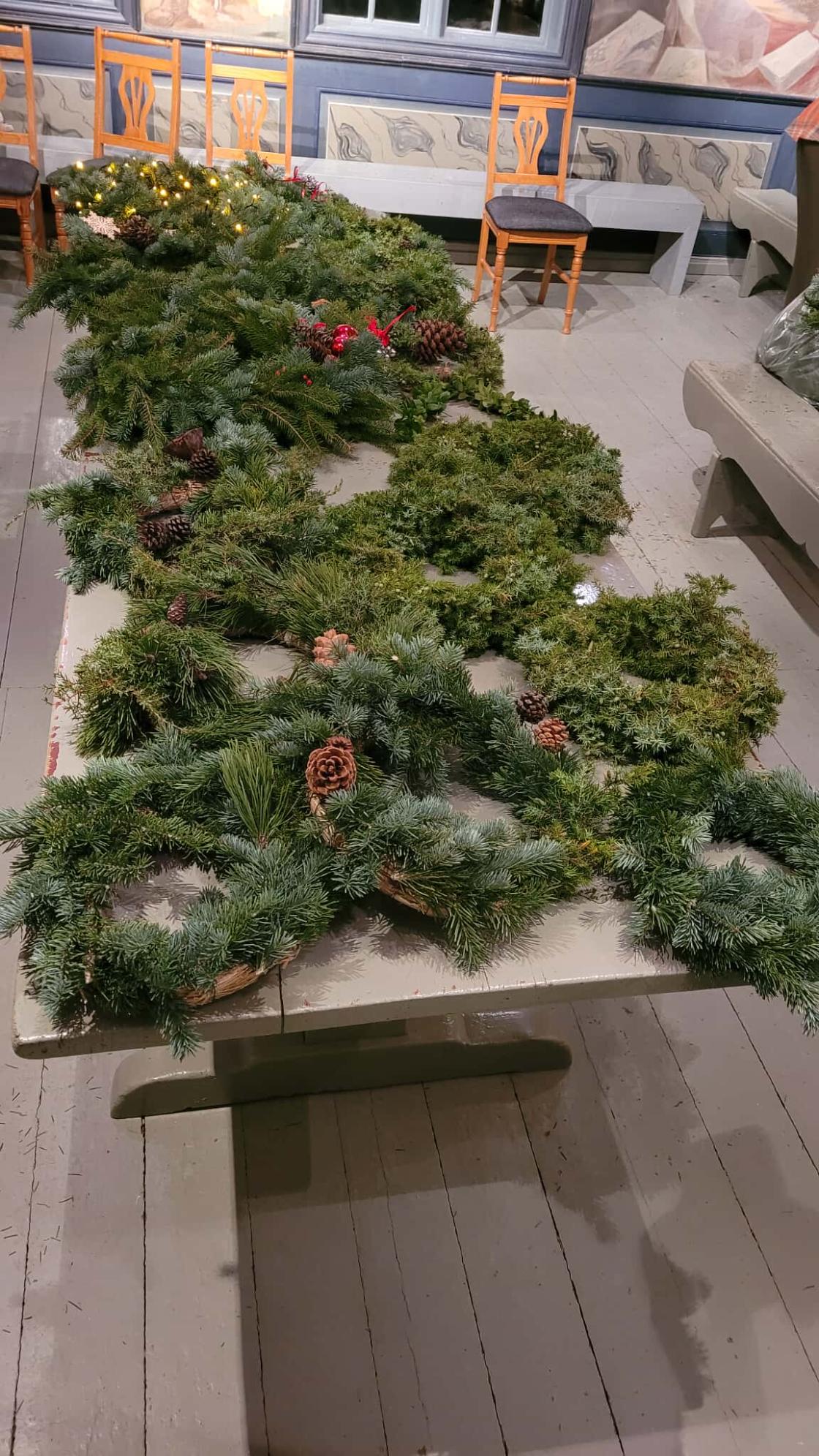 Et bord med mange julekranser