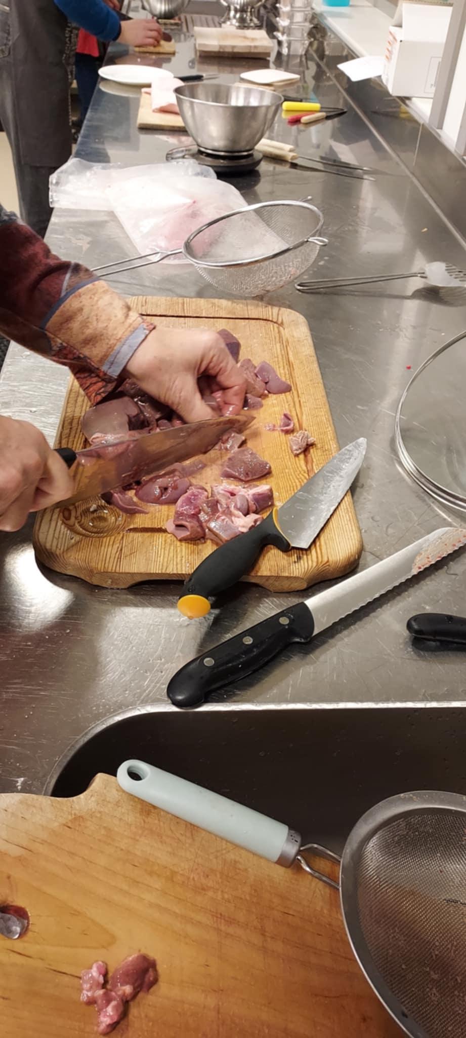 Skjærefjøl med oppskårede ingredienser til leverpostei