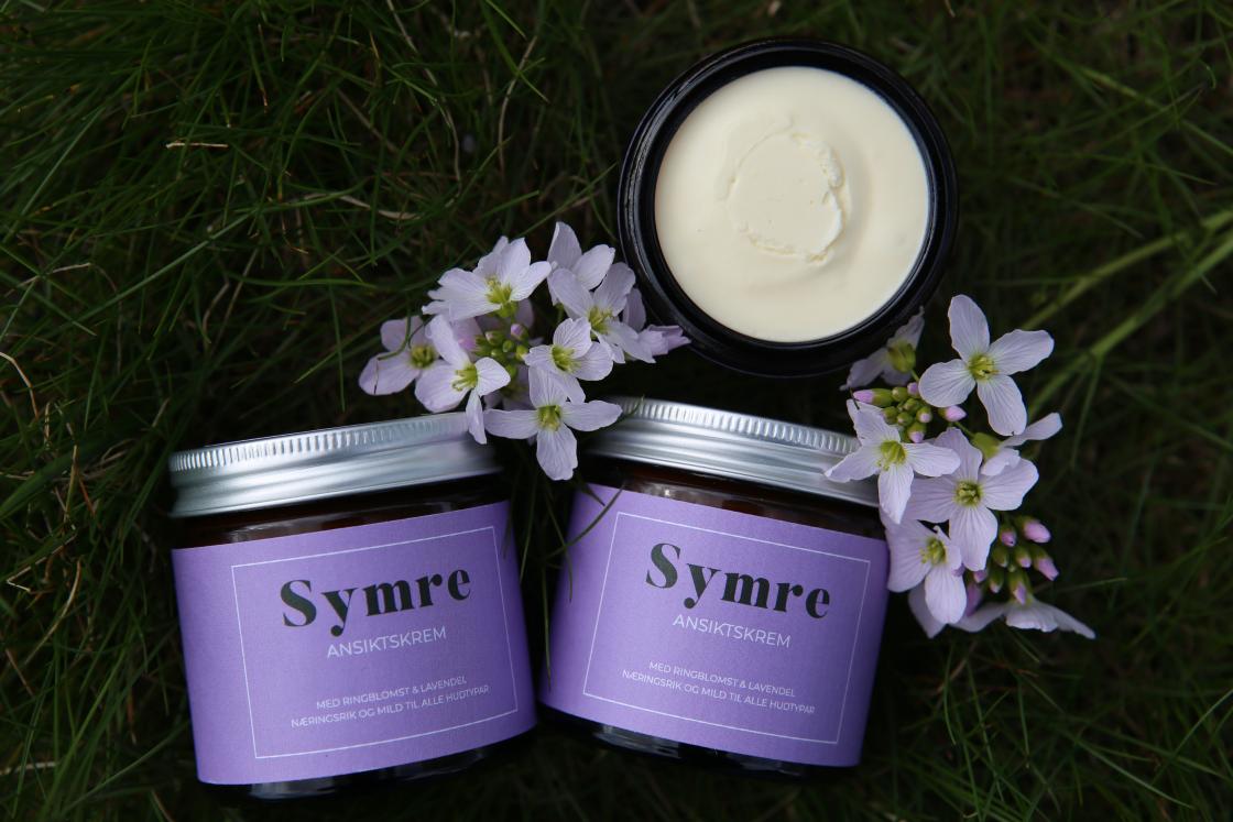 Et av produktene til Symre hudkrem: Ansiktskrem ringblomst og lavendel. Urtene som brukes i hudkremen plukkes på deres økologiske gard Een i Voss. Foto: Symre hudkrem