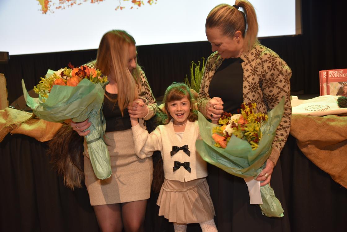 Søstrene Tonje og Silje i Symre hudkrem er vinnere av årets Bygdekvinnepris. Foto: Helle Cecilie Berger.