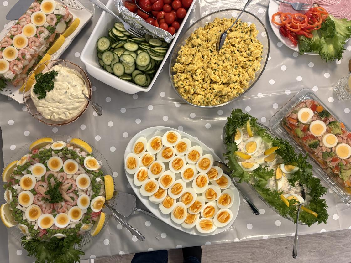 Kabaretar, eggerøre, laks, waldorf-, rødbet-, og sildesalat mmm!