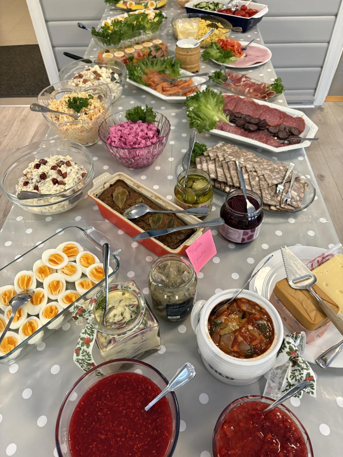 Mykje godt å smake på! - Heimelaga sild, leverpostei, sylteflesk!