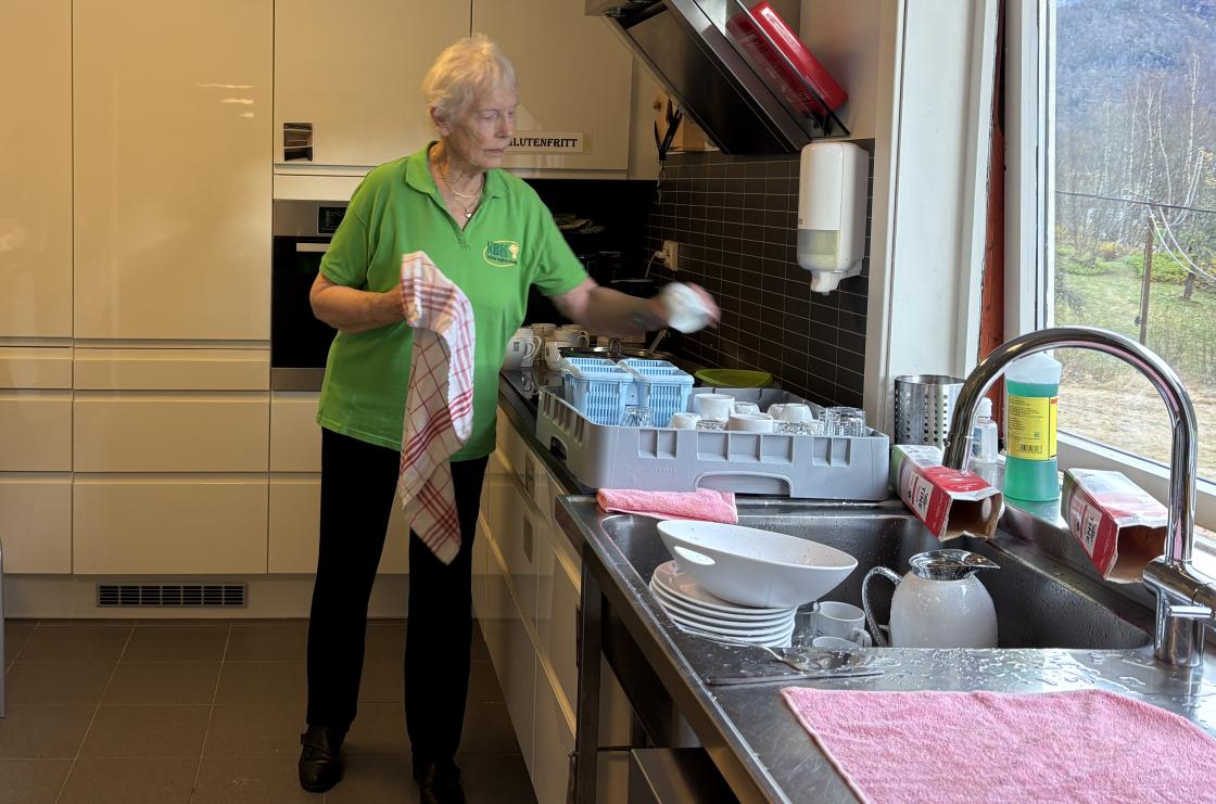 Liv og Anne begynte på oppvasken.