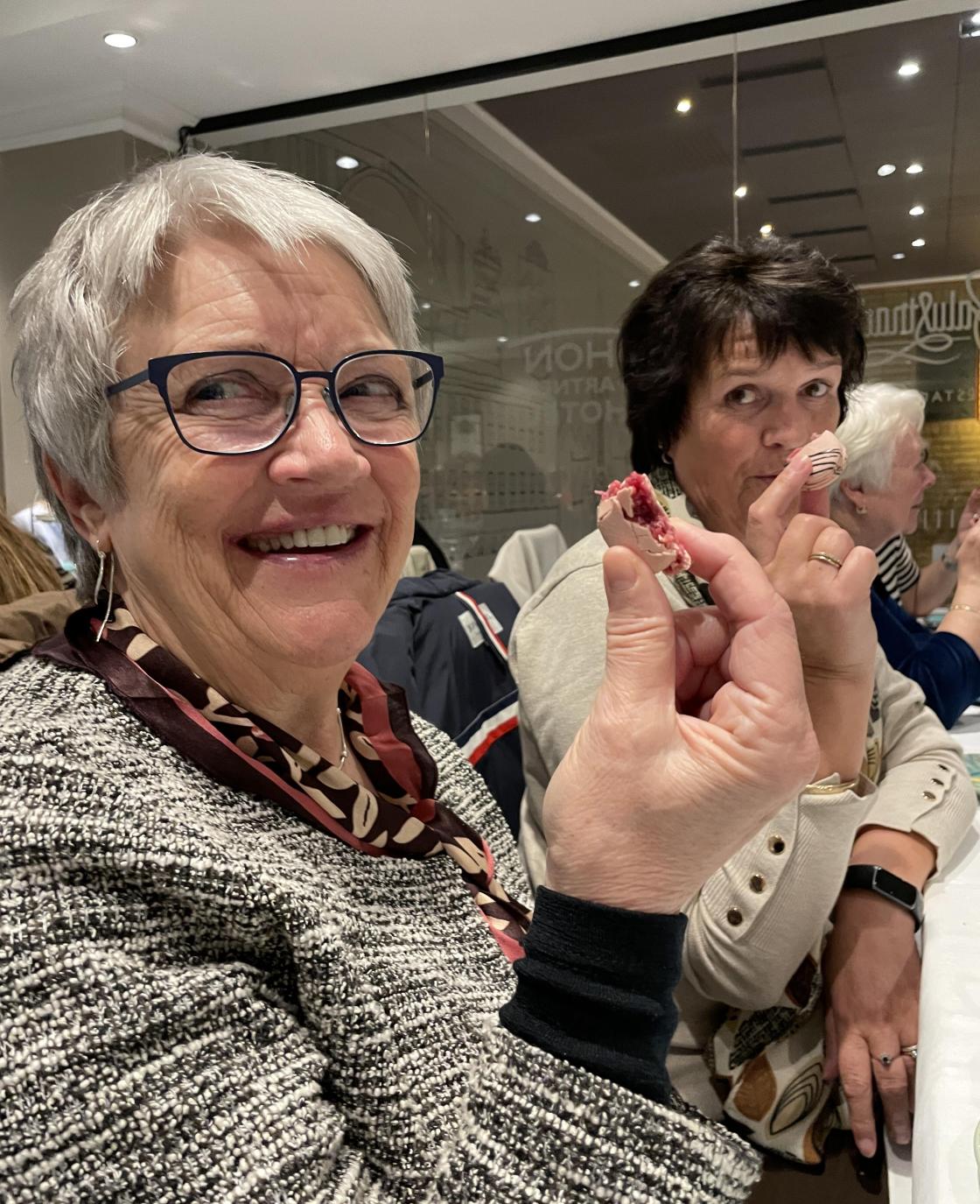 Anne Sigrid og Margrete har funnet en godbit.