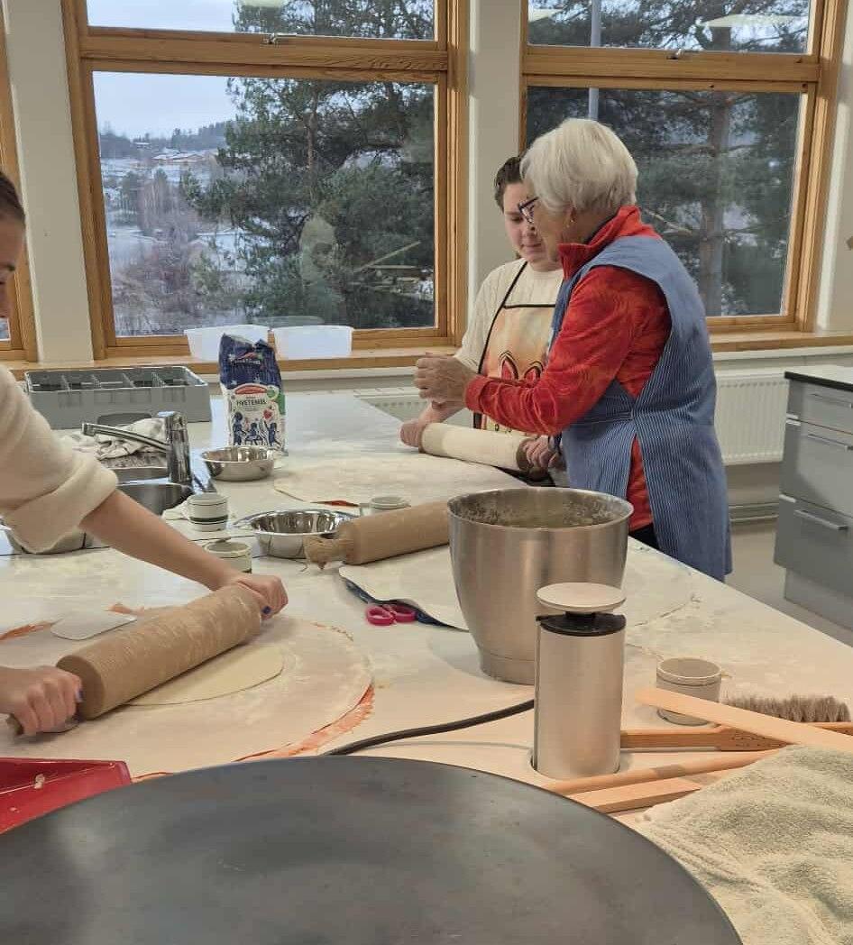 Britt Bildengjerdingen var god bakstehjelp for elevene på Brandbu U.skole.