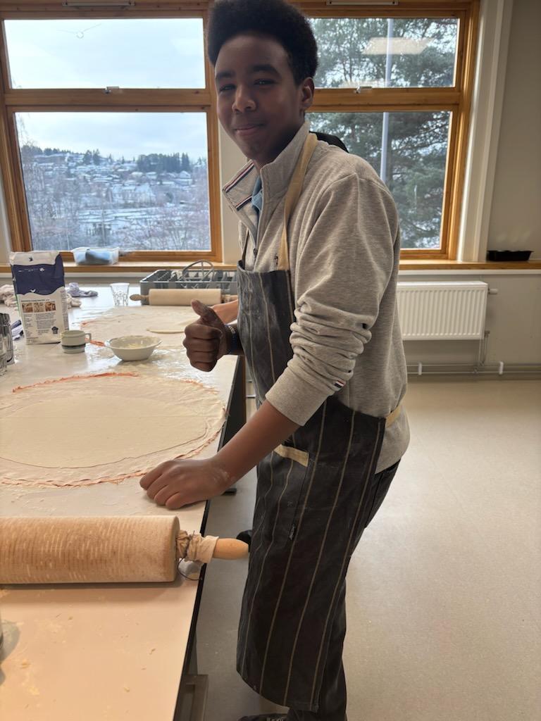 Det var mange ivrige elever med kjevle og lefsebaking på Brandbu Ungdomsskole.