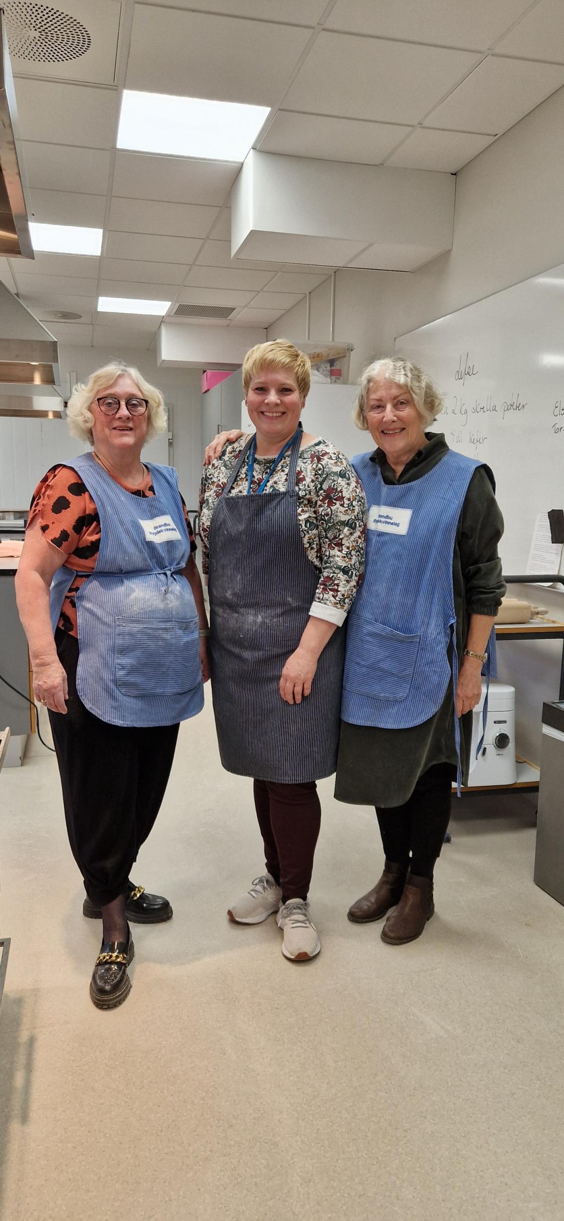 Torhild Grønli og Elsa Kjos fra Brandbu Bygdekvinnelag med Kristine Bjørlien Nordheggen, fagleder Mat og Helse på Brandbu U.skole i midten.