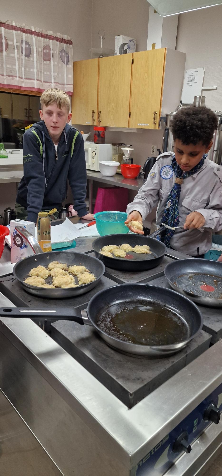 Etter litt opplæring går det fint å steike røstikaken sjøl.