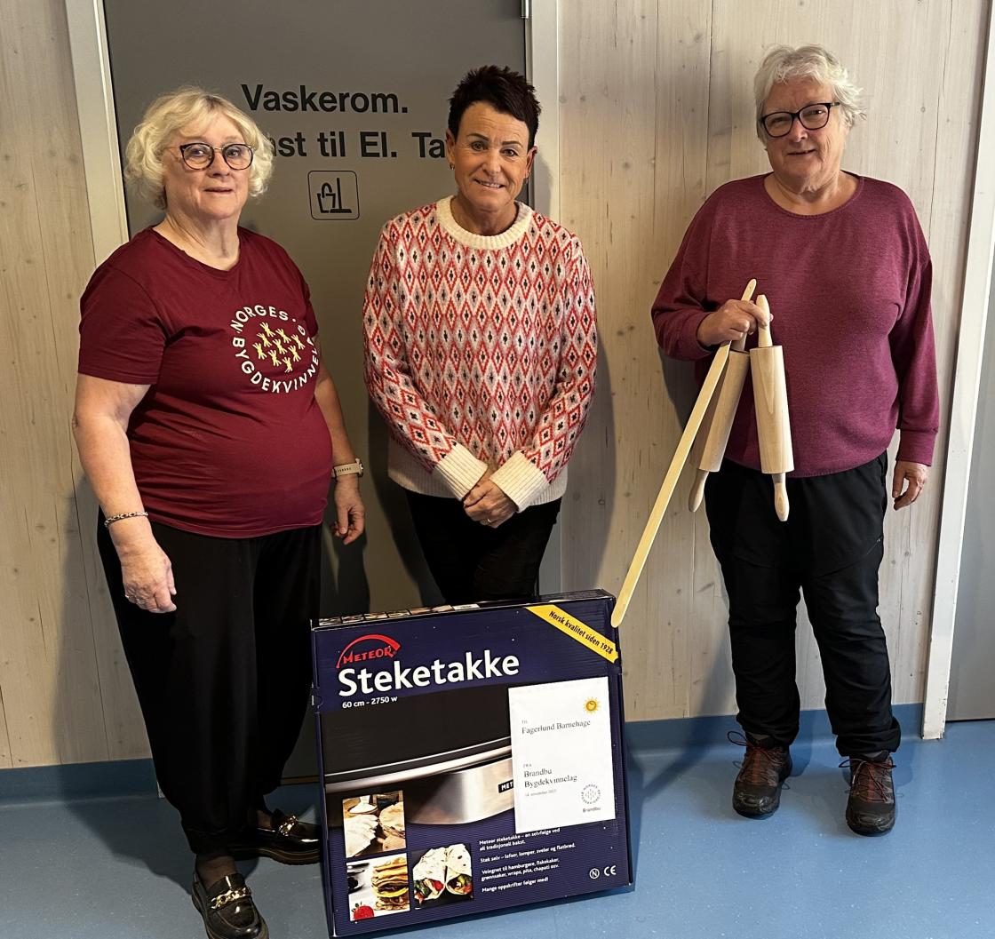 Fagerlund Barnehage ved leder Torill E. Myrstuen får overrakt steketakke av Torhild Grønli og Eva Østen.