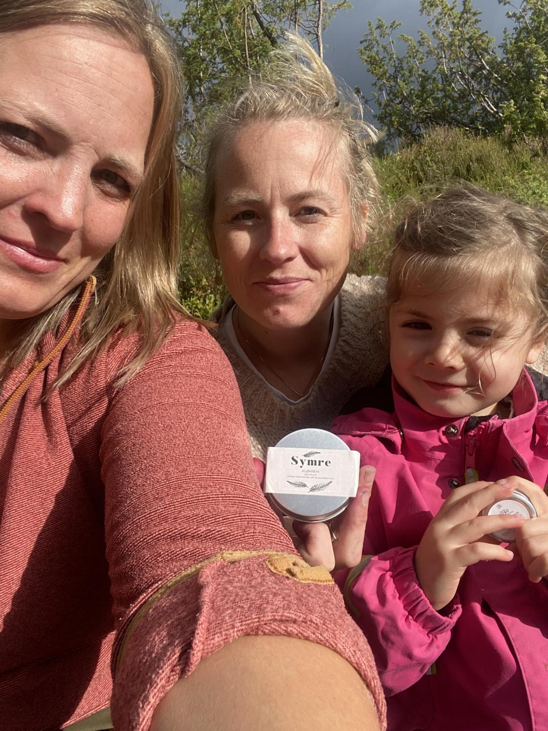 Bak Symre hudkrem står det sterke jenter bak. Søstrene Silje og Tonje, sammen med Symres faste fotomodell Ingeborg Een de Amoriza (8år). Foto: Symre Hudkrem