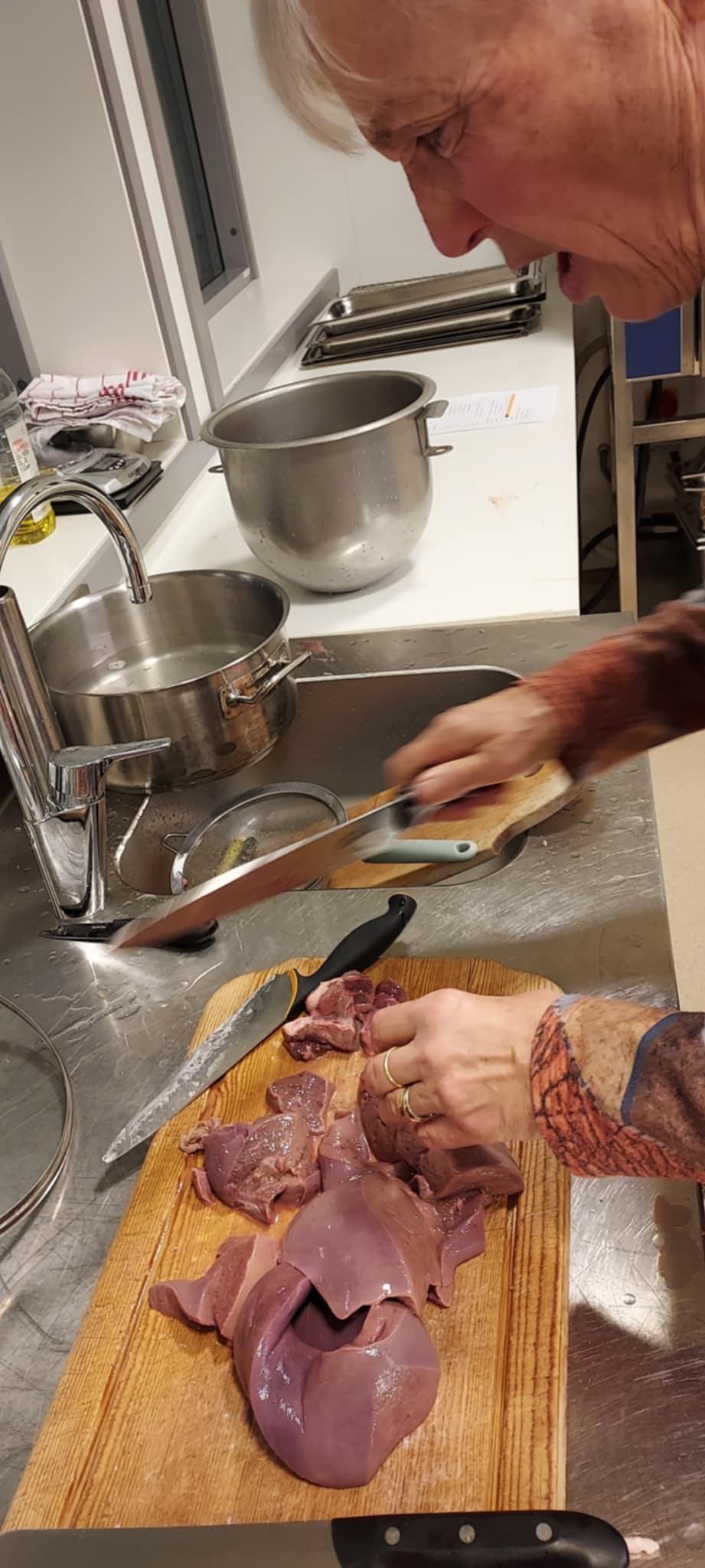 Kvinne skjærer opp ingredienser til leverpostei