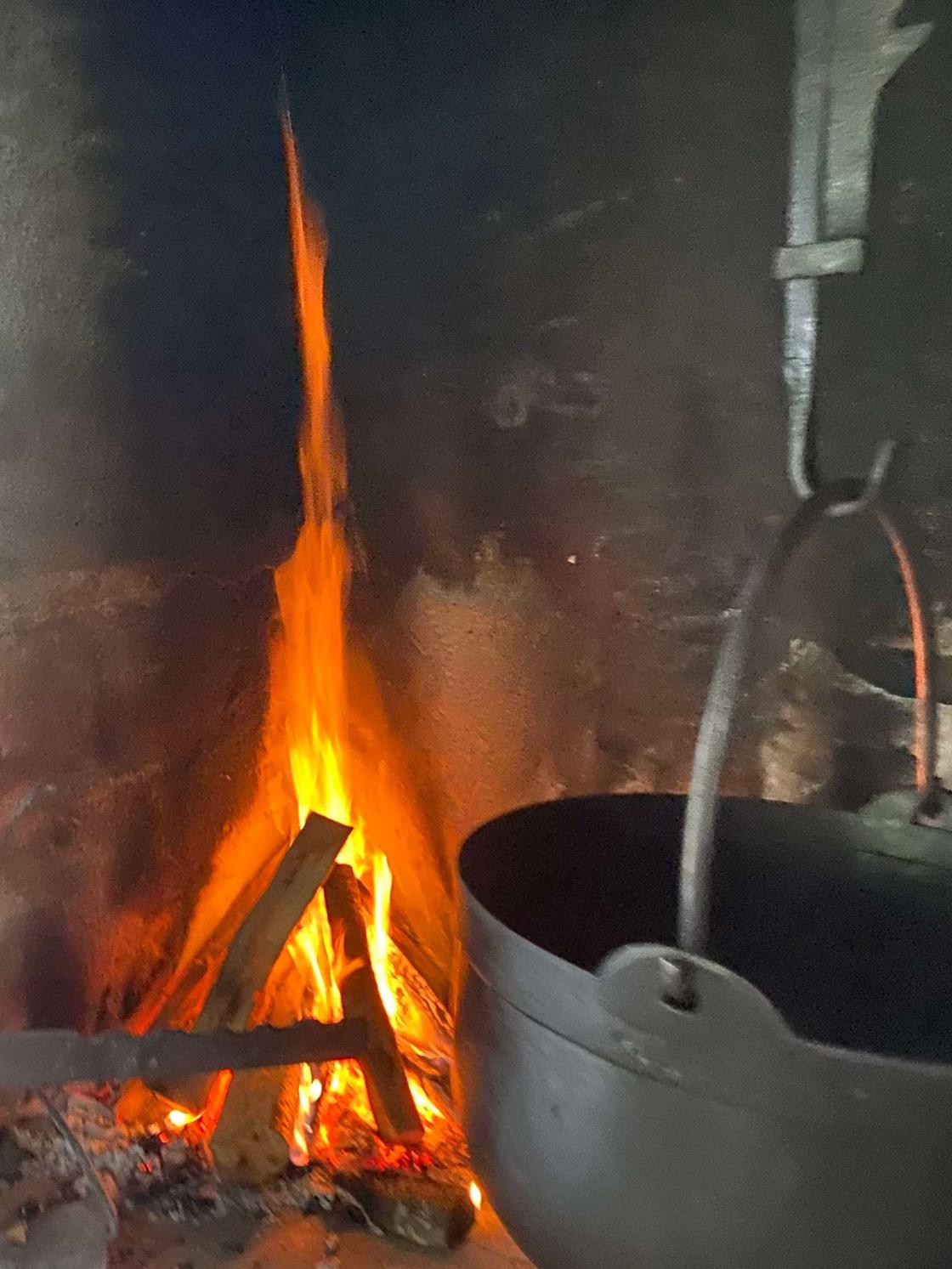 Svart gryte framfor grua