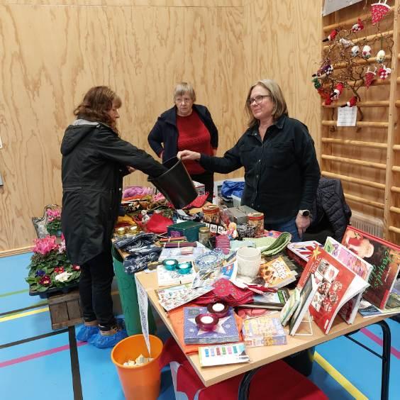 Her er det mange fine premiar å vinna frå vevstova