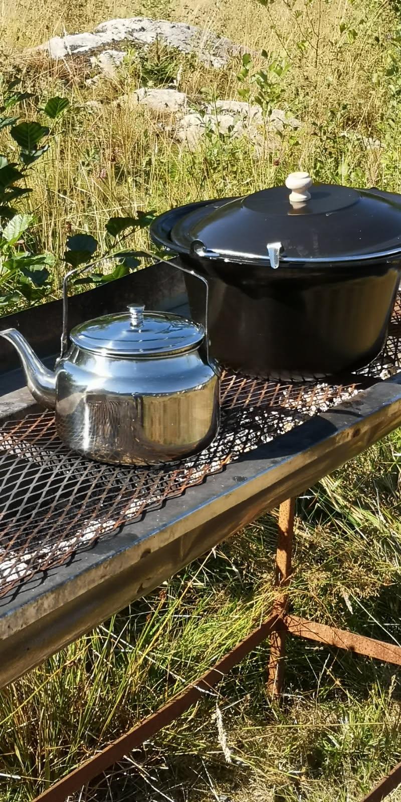 Kaffikjel og panne i naturen