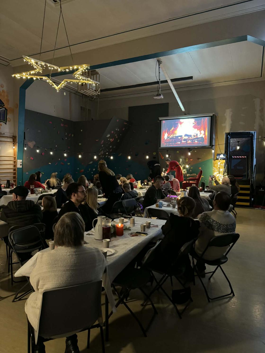 Born og vaksne rundt dekka bord