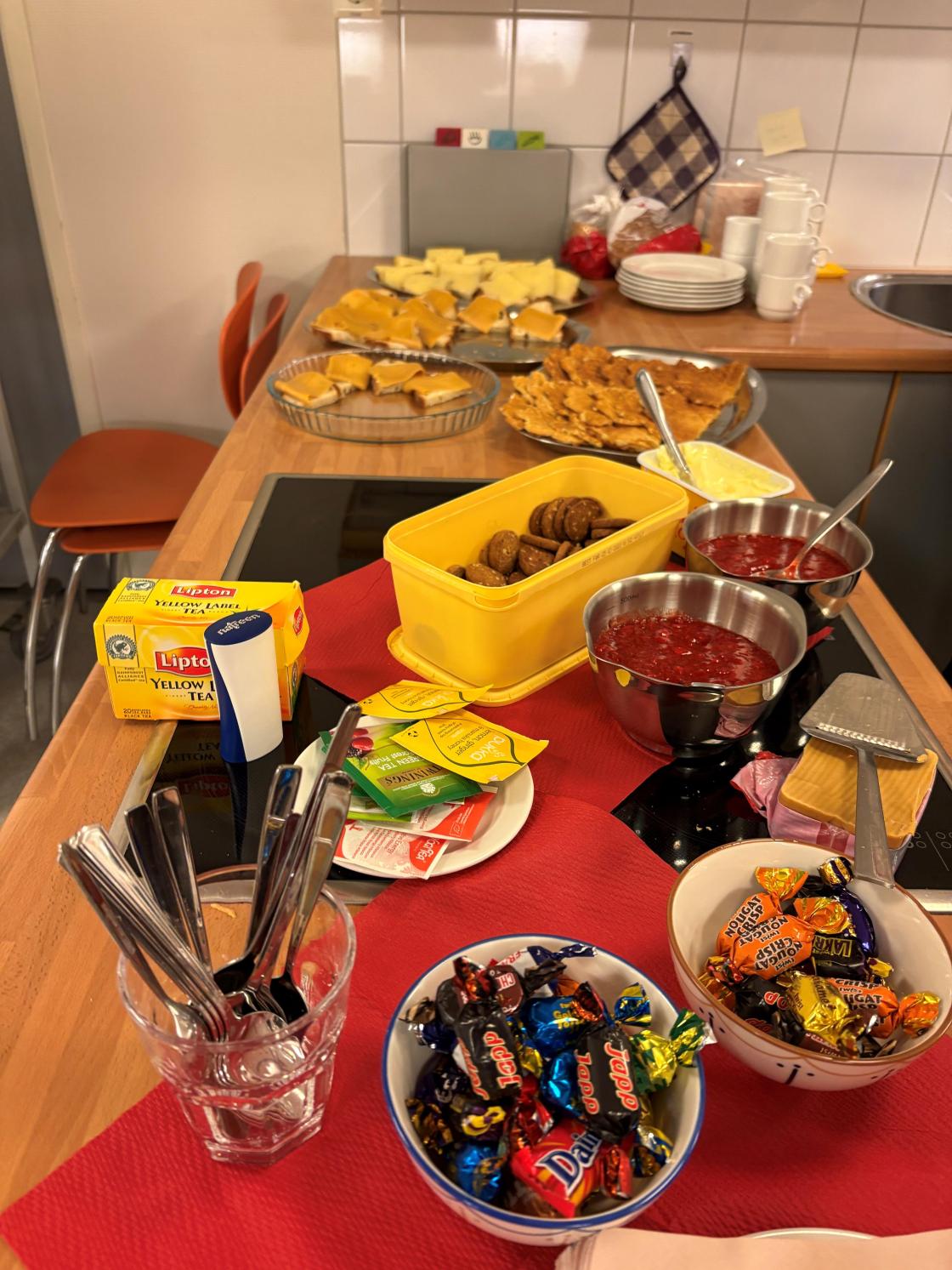 Gode julebrød og vaflar, Solveigs peparkaker og twist. Nam - nam!