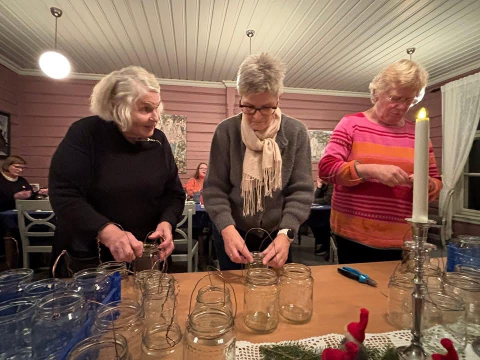 Hanker på lyslyktene til juleverkstedet ble forberedt