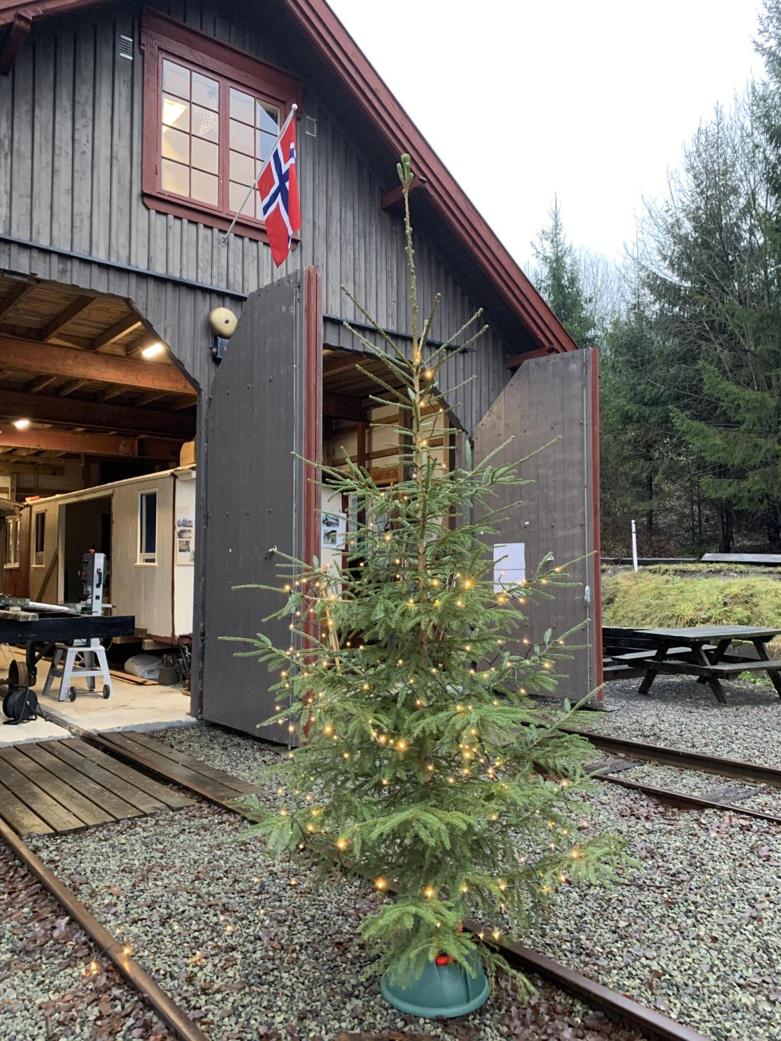 Vognhallen hadde flagget opp borte hos "Jernbanegutta"