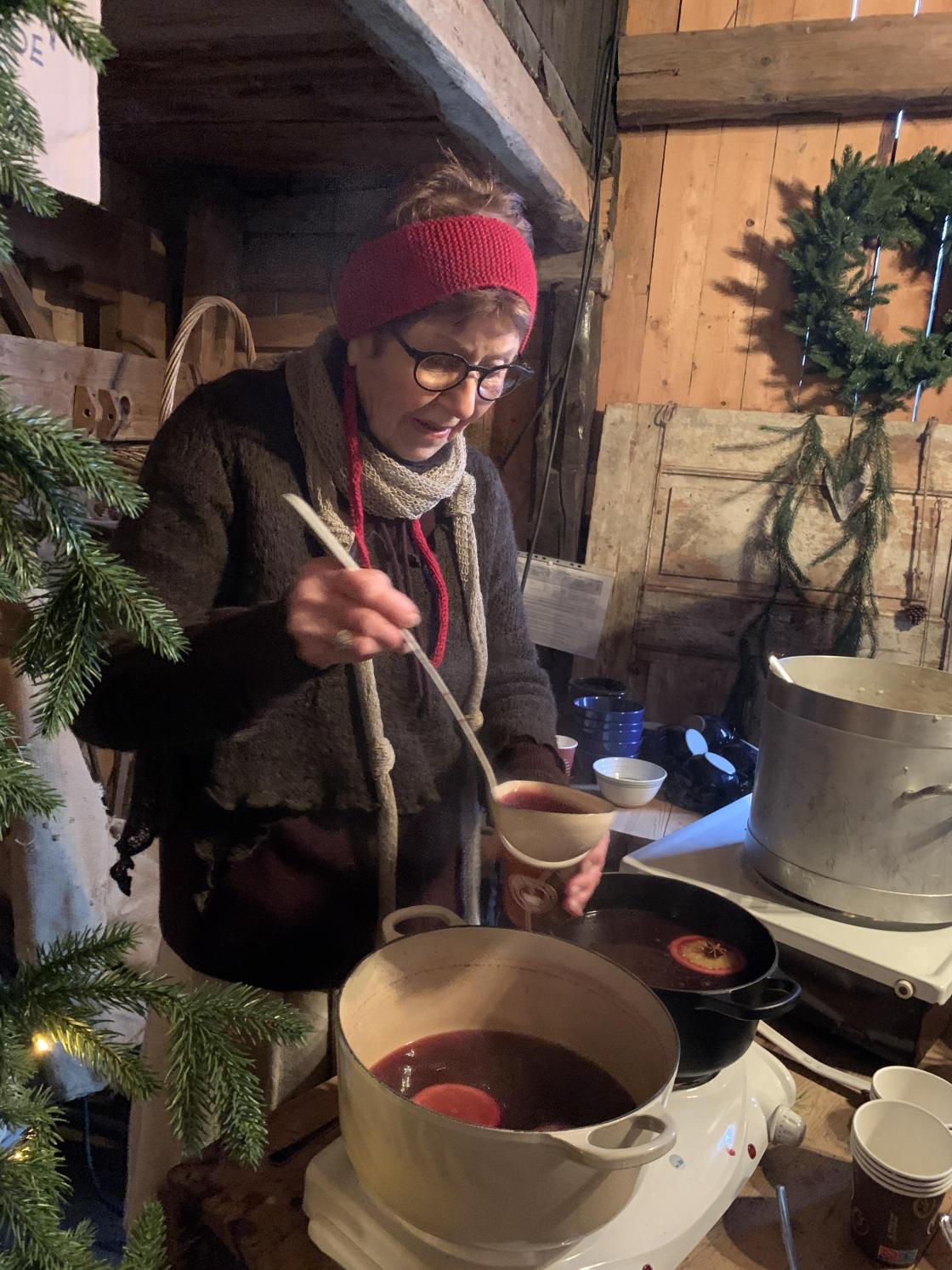 Og nede i Stallen og Løa var det gjort istand de mest innbydende bord å spise grøten ved