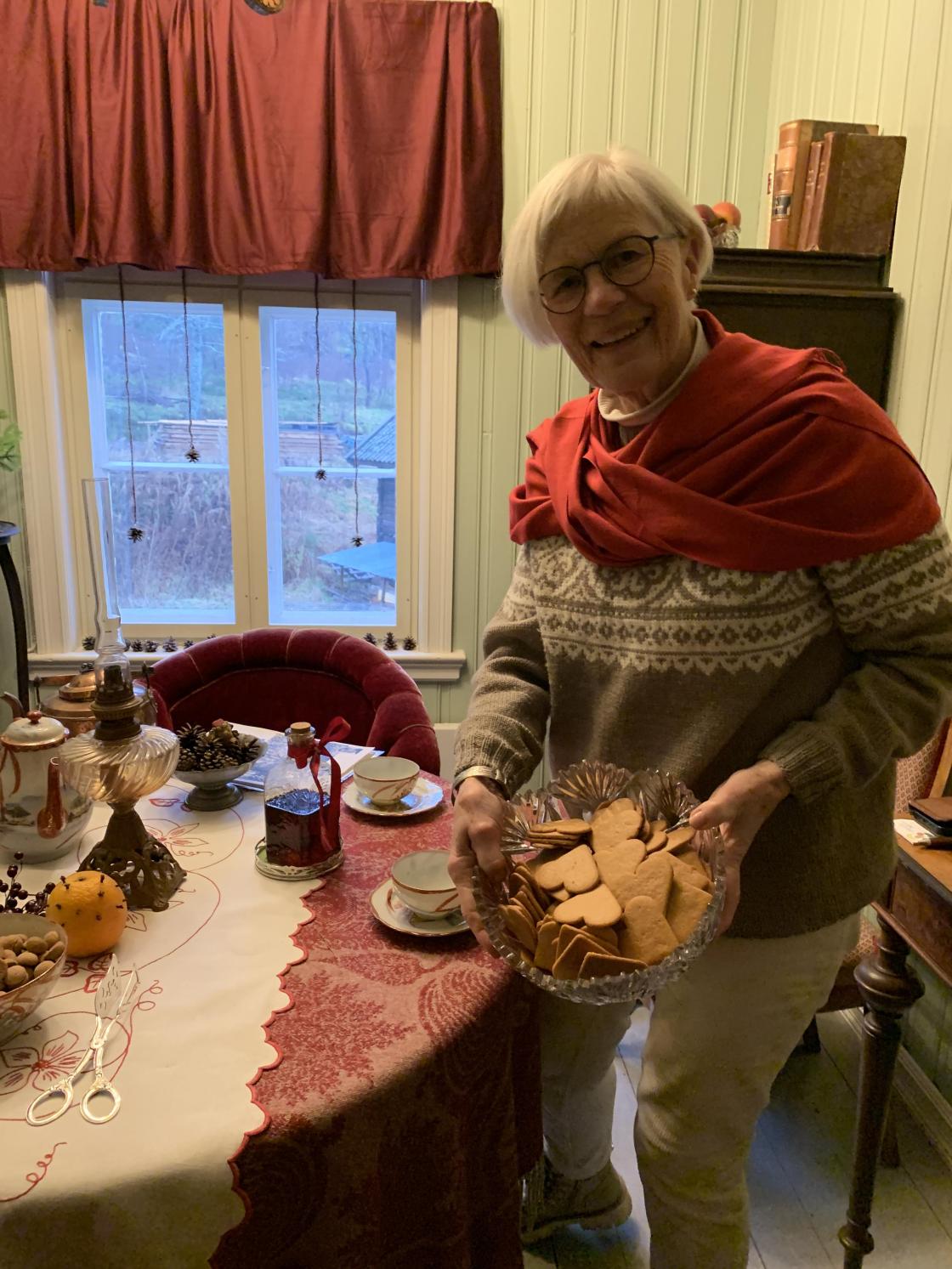 I den julepyntede leiligheten som forfatteren Olav Duun engang bodde i, ble alle ønsket varmt velkommen