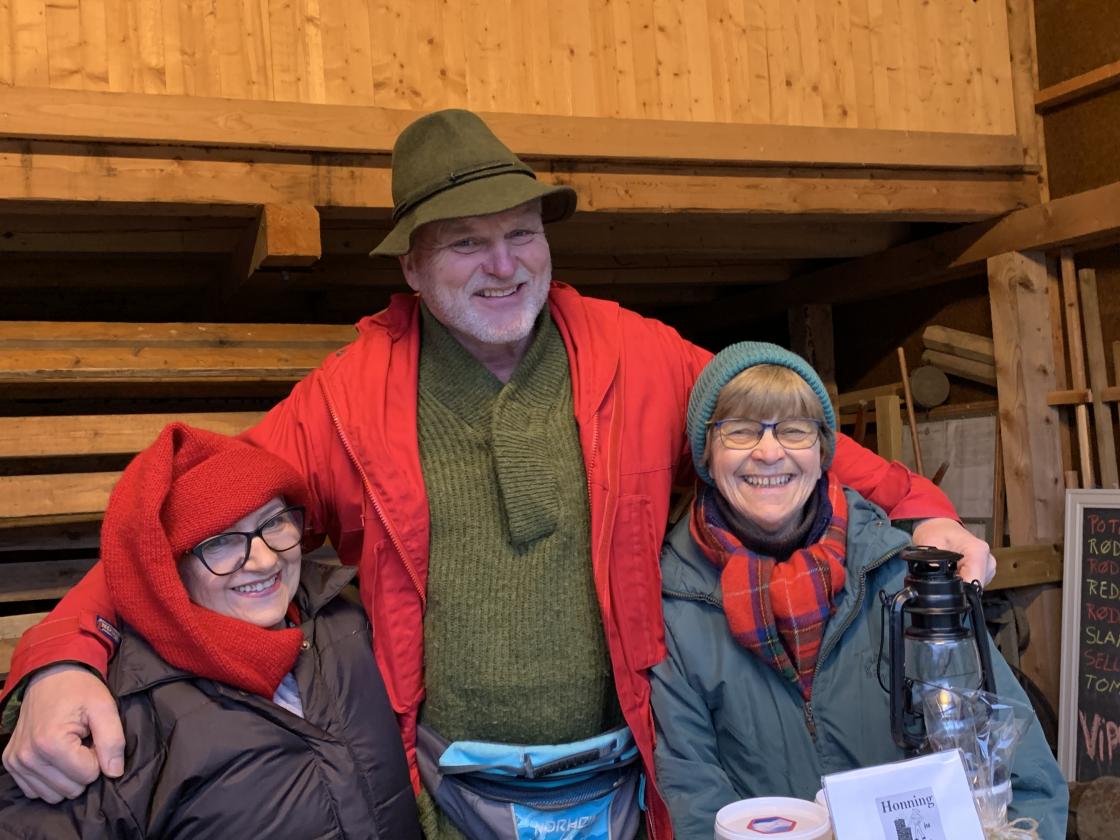 Et blidt trekløver hadde inntatt scenen -