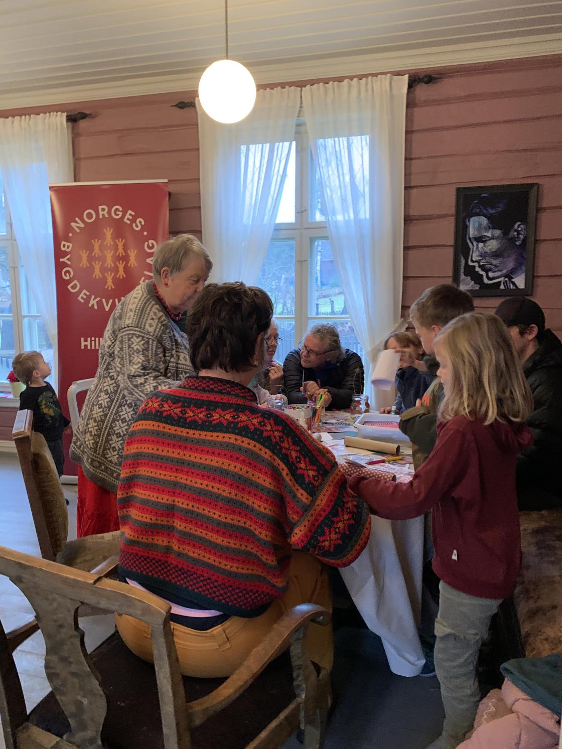Og nede i Rambergstua var det et yrende liv - bygdekvinnenes juleverksted
